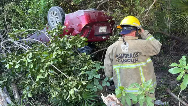 Reportan dos volcaduras por prisas para festejar la Navidad en Cancún
