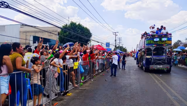 La fiesta empezó poco después de las 14 horas con la presencia de Karely Ruiz