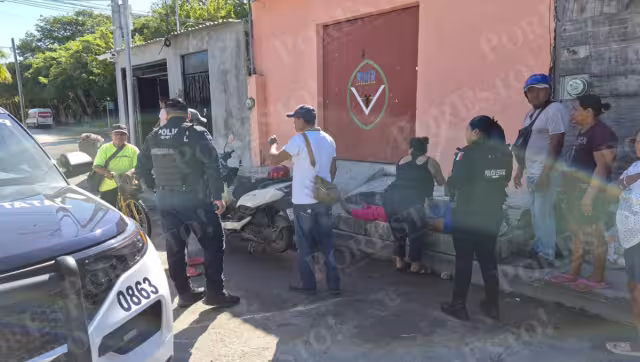 Joven motociclista derrapó en pavimento mojado en la colonia 23 de Julio.