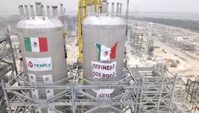 El presidente de la República, Andrés Manuel López Obrador, señaló que la refinería Dos Bocas es un proyecto clave en su plan de soberanía energética y comenzará a refinar petróleo "en unos días más"