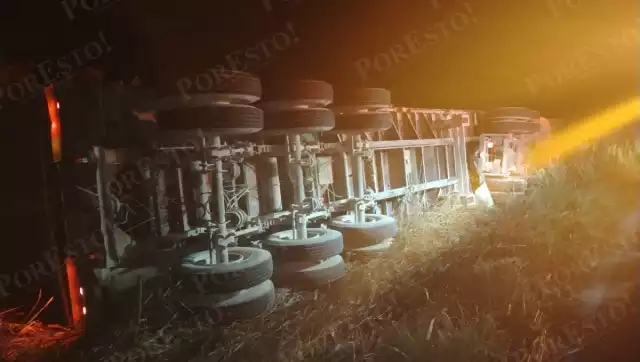 La noche del viernes 5 de diciembre, un camión cañero volcó en la carretera estatal Haltunchén-Sihochac.