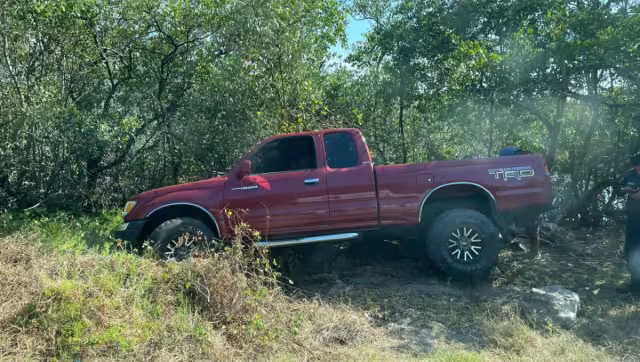 La camioneta tuvo que ser remolcada por una grúa