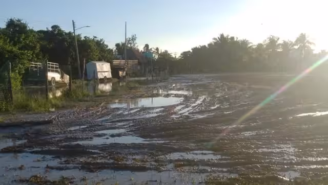 Cuando se seca queda en estado precario, aumentando el riesgo de lesiones para los apasionados futbolistas.