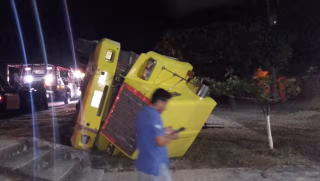 El tráiler bloqueó el tramo carretero más de una hora
