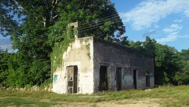 El poblado cuenta con una cancha de usos múltiples y una pequeña capilla