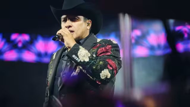 Julión Álvarez es golpeado en la cara en pleno show.