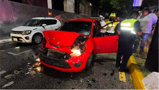 Ebrio ocasiona doble choque en Playa del Carmen