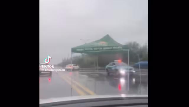 El video del toldo 'caminante' fue captado por automovilistas