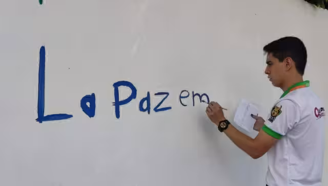 El joven compartió que trabajaba con los colores azules y blancos en su mural