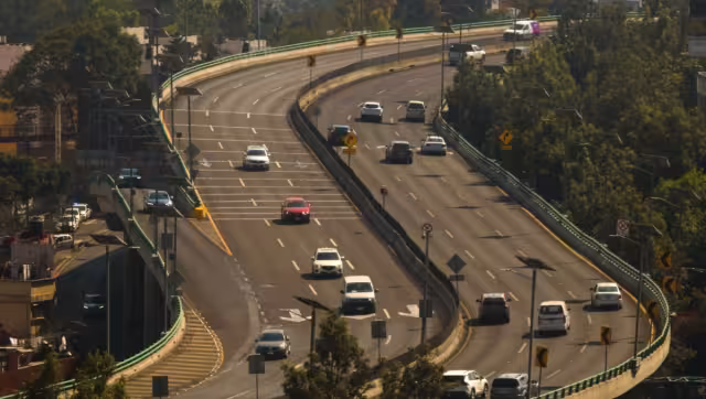 El programa Hoy No Circula es una medida ambiental que restringe la circulación vehicular en días específicos