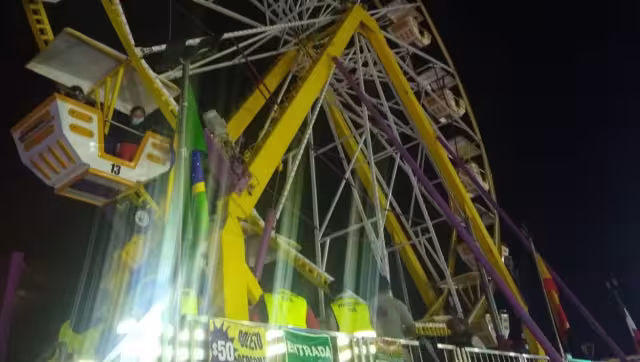 25 personas, entre ellas menores de edad, quedaron atrapadas en el juego mecánico