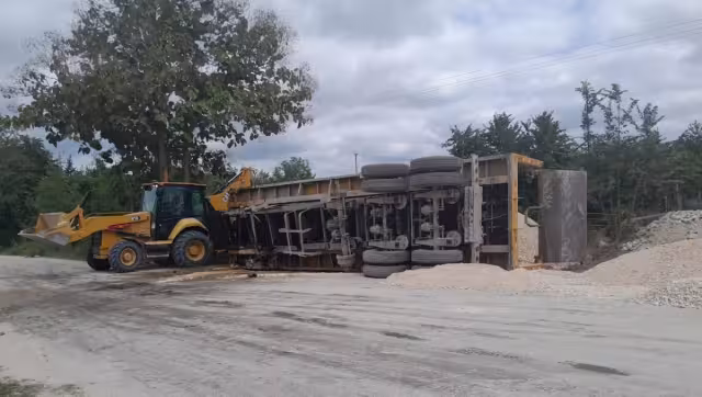 El tráiler obstruyo por más de una hora la vialidad