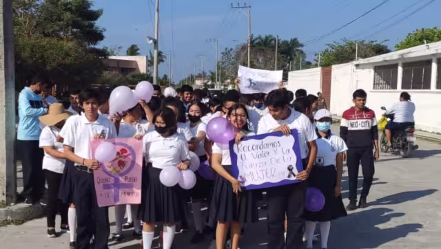 La marcha salió a las 8:00 horas de las instalaciones de la preparatoria