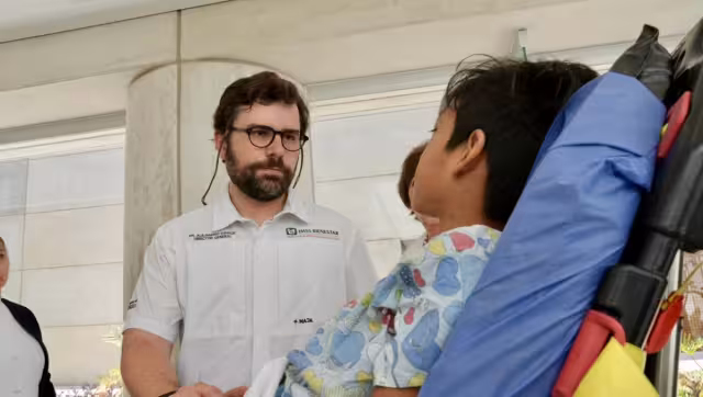El director general del IMSS-Bienestar, Alejandro Svarch Pérez, supervisó el traslado