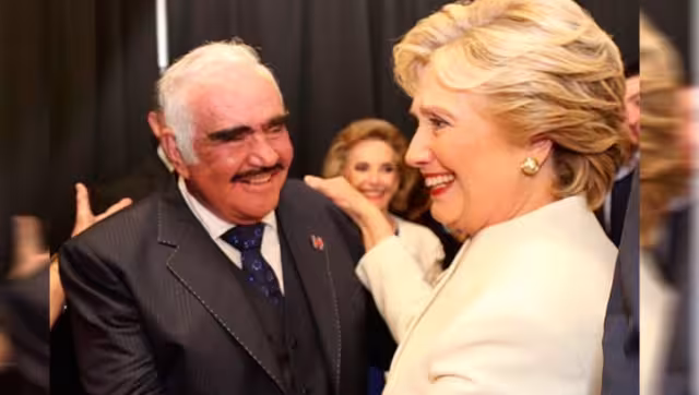 La excandidata presidencial estadounidense Hillary Clinton envió sus condolencias tras la muerte del cantante Vicente Fernández. Foto: Especial
