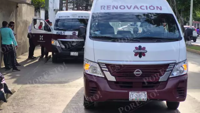 Dos combis del transporte público colisionaron en la colonia Pedro Sainz de Baranda.