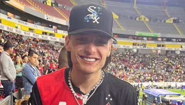 Es un artista mexicano que hace una mezcla de los corridos tumbados con el trap y otros ritmos