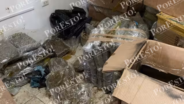 Al llegar, desde una de las ventanas lograron divisar varios paquetes sellados al vacío,