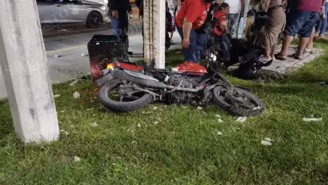 Pareja de motociclistas se estrella contra poste y queda grave en Cuatro Carriles
