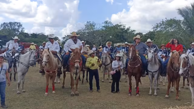 Este desfile de equinos se llevó a cabo como parte de las tradiciones que enmarcan los festejos en honor de los Tres Santos Reyes