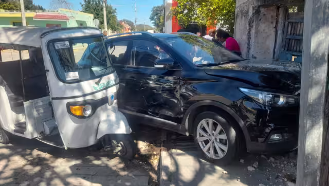 Los vehículos involucrados quedaron con daños de consideración, así como el muro del predio