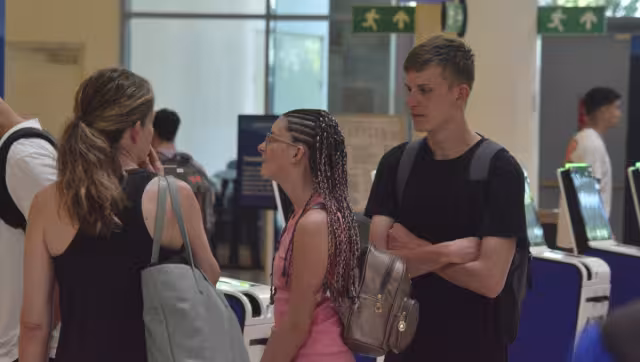 Los jóvenes viajan a Cancún o a la Riviera Maya; en las mañanas disfrutan las playas y en las noches diversos antros