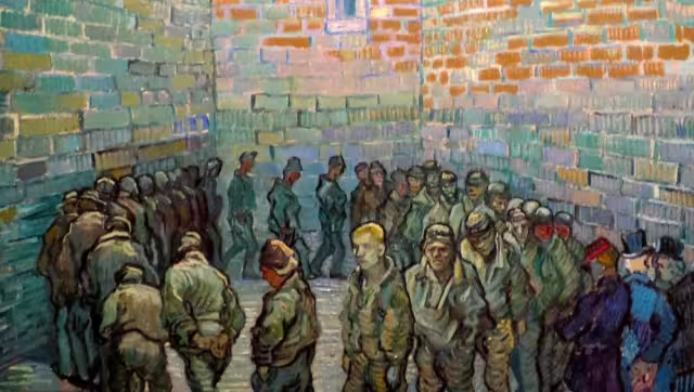 A través de los vidrios empañados de la patrulla observaba al enjambre de curiosos que se agolpaba sobre la acera