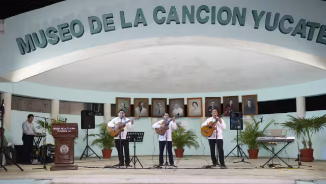 Conocido como El Zací, a sus 82 años de edad y 60 de trayectoria, tocó el teclado y cantó también Peregrina y Me voy de tu lado