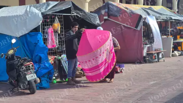 Comerciantes locales se instalaron en el Centro de Champotón para vender juguetes.