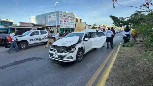 Conductor de una camioneta provocó un accidente al dar vuelta en “U” sin precaución.