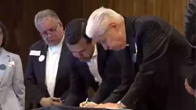 Jorge Álvarez Máynez, candidato presidencial de Movimiento Ciudadano, suscribió el Compromiso Nacional por la Paz, promovido por la Iglesia Católica