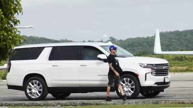 Un convoy de Suburbans ingresó por el hangar del aeropuerto capitalino campechan