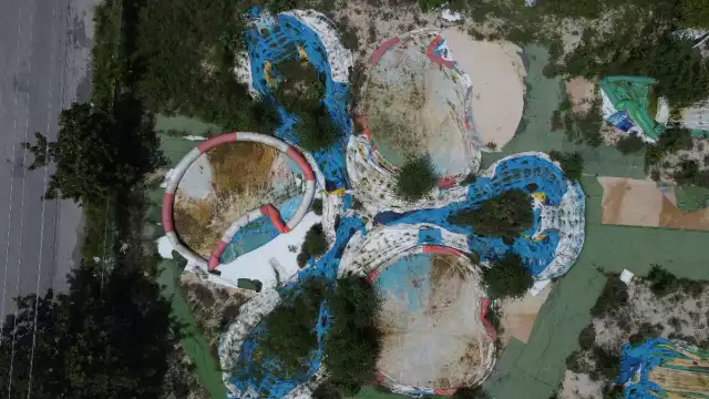 Según los ciudadanos, el centro de diversiones se cerró hace varios meses, pero no se llevaron los inflables ni desaguaron las albercas.