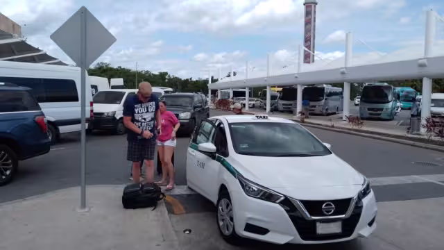 Existen muchos servicios de taxis disponibles en la terminal aérea