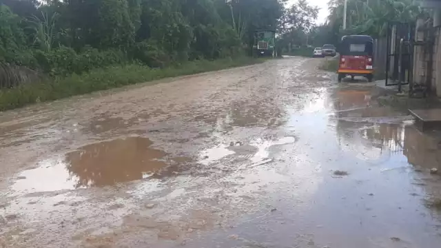 Las malas condiciones del asfalto se vuelven complicada.