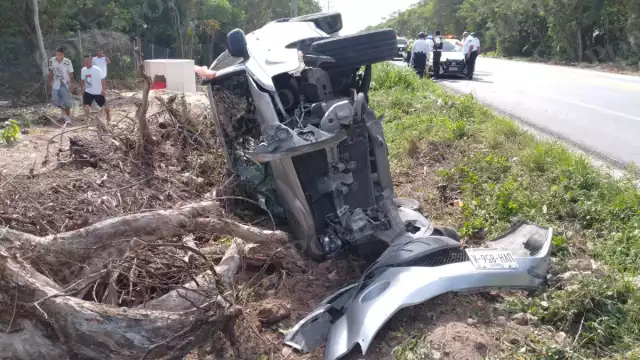 Una de las camionetas que chocaron terminó volcada