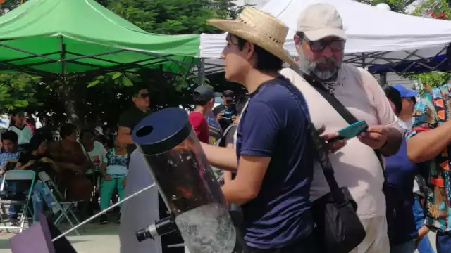 Para poder observar el espectáculo astronómico, las personas que llevaron telescopio, lentes, también de manera artesanal