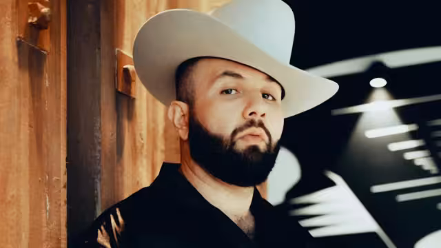 Carín León es uno de los cantantes más populares del momento