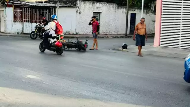 Los motociclistas terminaron en el pavimento tras el impacto