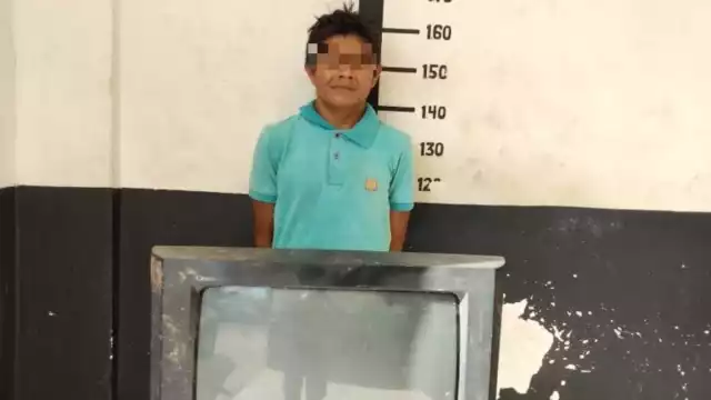 El hombre fue detenido cuando huía con el televisor robado