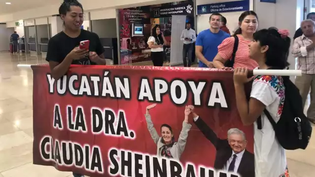Joaquín Díaz Mena se encuentra en el aeropuerto de Mérida en espera de Claudia Sheinbaum
