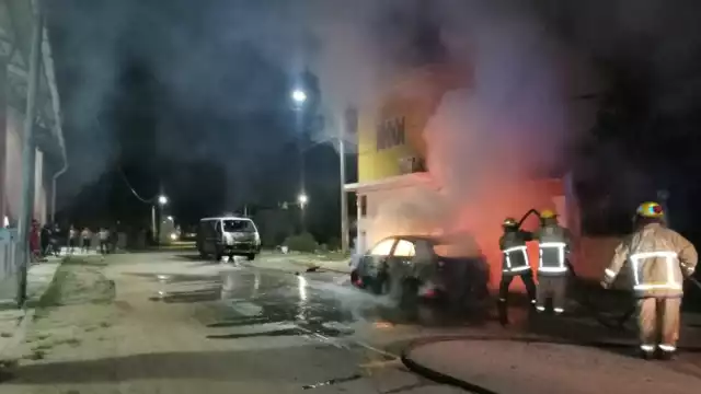 El fuego comenzó a extenderse a una camioneta