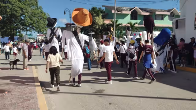 Los padres de familia mantienen hidratados a los alumnos por estar mucho tiempo bajo el sol
