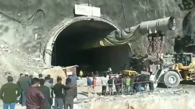 160 rescatistas trabajan para sacar con vida a los obreros