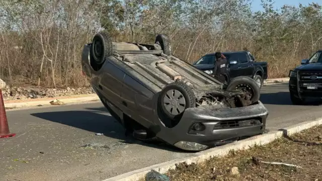 Quien conducía el auto lo chocó y volcó en Mérida