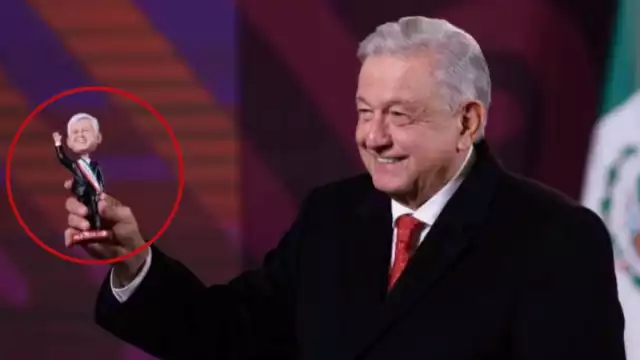 La pequeña estatuilla de AMLO fue un regalo por parte de un migrante que vive en San Francisco, EU