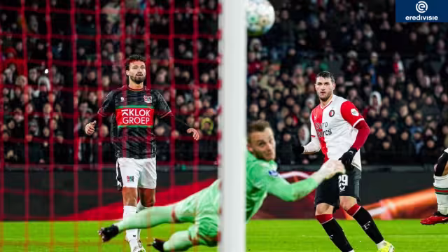 El cuadro de Arne Slot acaba la primera vuelta a doce puntos del líder, el PSV Eindhoven, que ha ganado todos los partidos; el Feyenoord, segundo, tiene a sólo dos puntos al Twente, tercero

