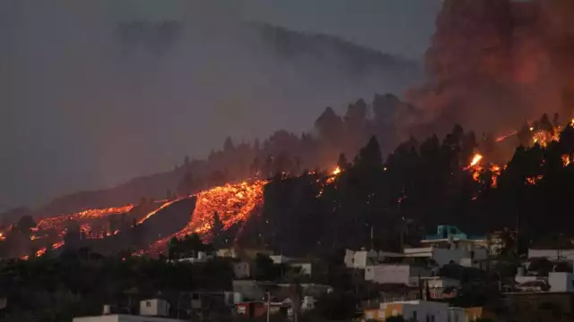 Esta erupción es la primera que se registra en la isla en 50 años y forzó a casi 5 mil personas a dejar sus casas, desde el domingo pasado