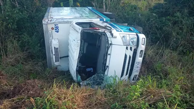 Al sitio del accidente llegaron paramédicos de la ambulancia Y-32 de la SSP para valorar a los lesionados