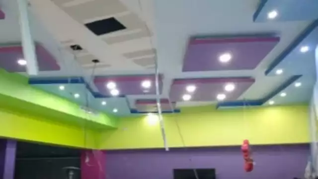 Al sitio arribaron elementos de Protección Civil de Monterrey, quienes indicaron que la estructura que se cayó es un techo de tabla roca